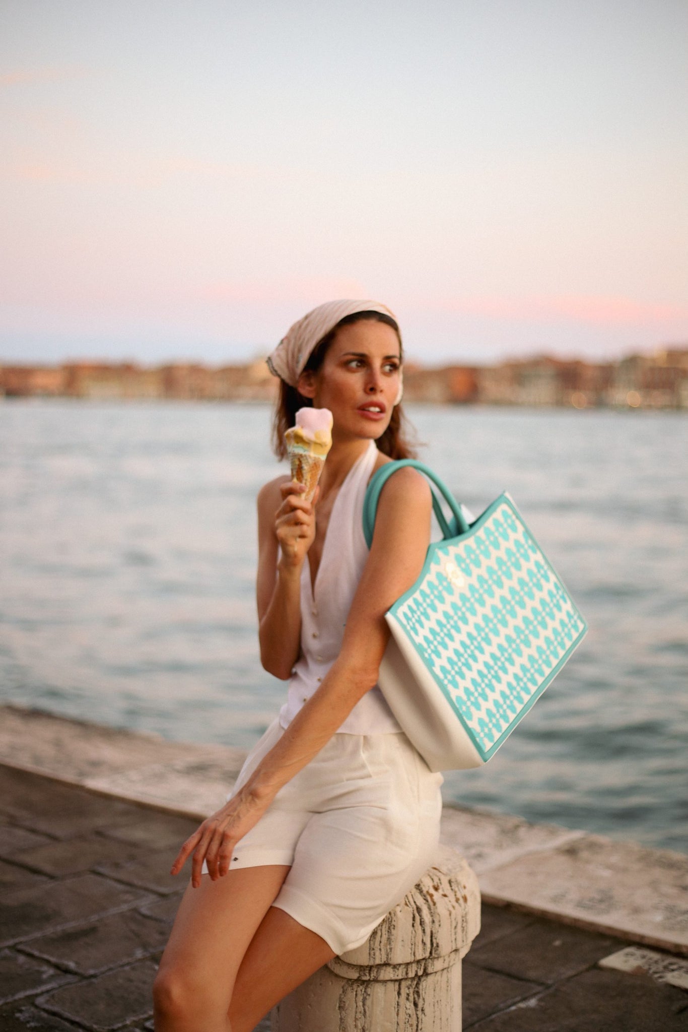 Sac en cuir Grand modèle Spiaggina Turquoise & Blanc – Dellaluna X Caviar Kaspia